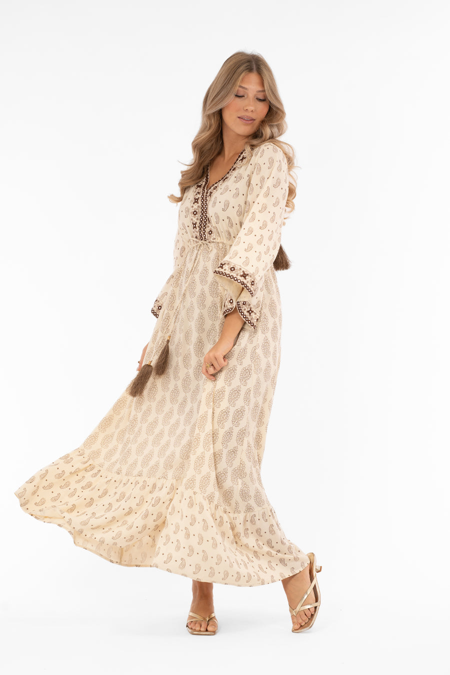 Naisten boheemi maksimekko paisley-kuviolla, kirjailu ja peilikoristeet, V-pääntie edessä ja takana, trumpettihihat ja frillahelma