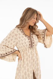 Naisten boheemi maksimekko paisley-kuviolla, kirjailu ja peilikoristeet, V-pääntie edessä ja takana, trumpettihihat ja frillahelma