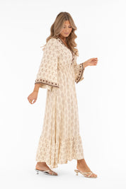 Naisten boheemi maksimekko paisley-kuviolla, kirjailu ja peilikoristeet, V-pääntie edessä ja takana, trumpettihihat ja frillahelma