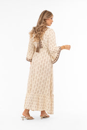 Naisten boheemi maksimekko paisley-kuviolla, kirjailu ja peilikoristeet, V-pääntie edessä ja takana, trumpettihihat ja frillahelma