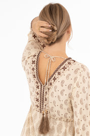 Naisten boheemi maksimekko paisley-kuviolla, kirjailu ja peilikoristeet, V-pääntie edessä ja takana, trumpettihihat ja frillahelma