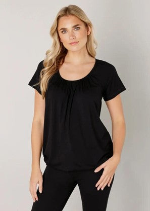 Musta naisten lyhythihainen paita.