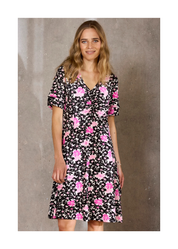 Naisten pinkki kukkamekko joustavasta ja pehmeästä materiaalista, lyhythihainen malli, V-pääntie, rypytetty yksityiskohta ja levenevä helma