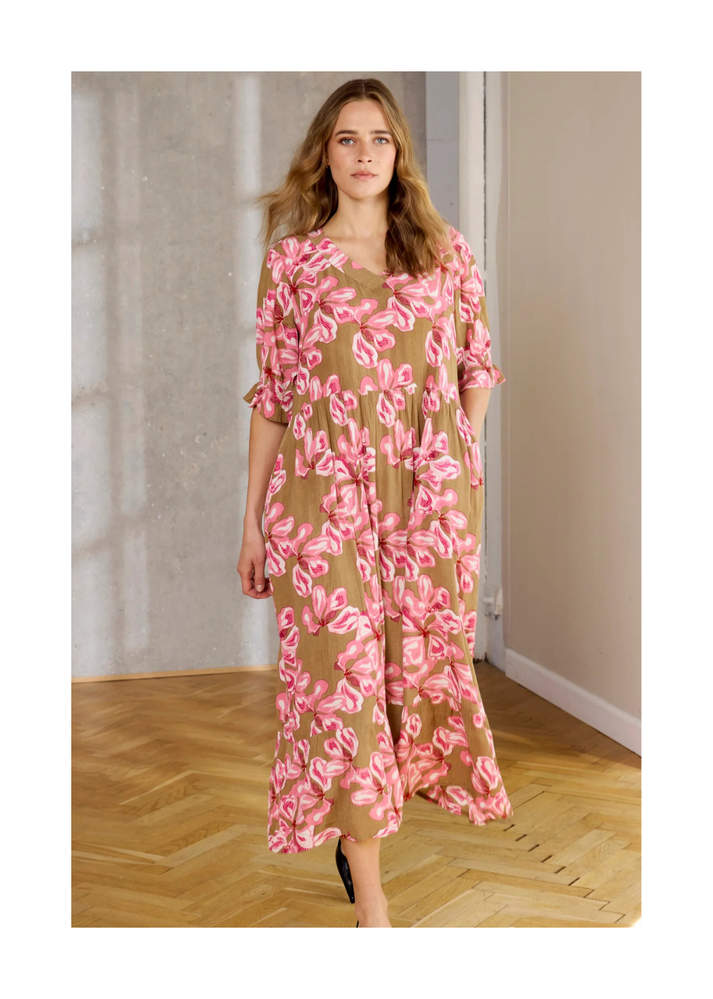 Naisten maksimekko kreppiviskoosista, suuret kukkakuviot, V-pääntie, vajaamittaiset hihat, taskut ja levenevä helma