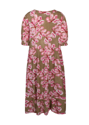 Naisten maksimekko kreppiviskoosista, suuret kukkakuviot, V-pääntie, vajaamittaiset hihat, taskut ja levenevä helma