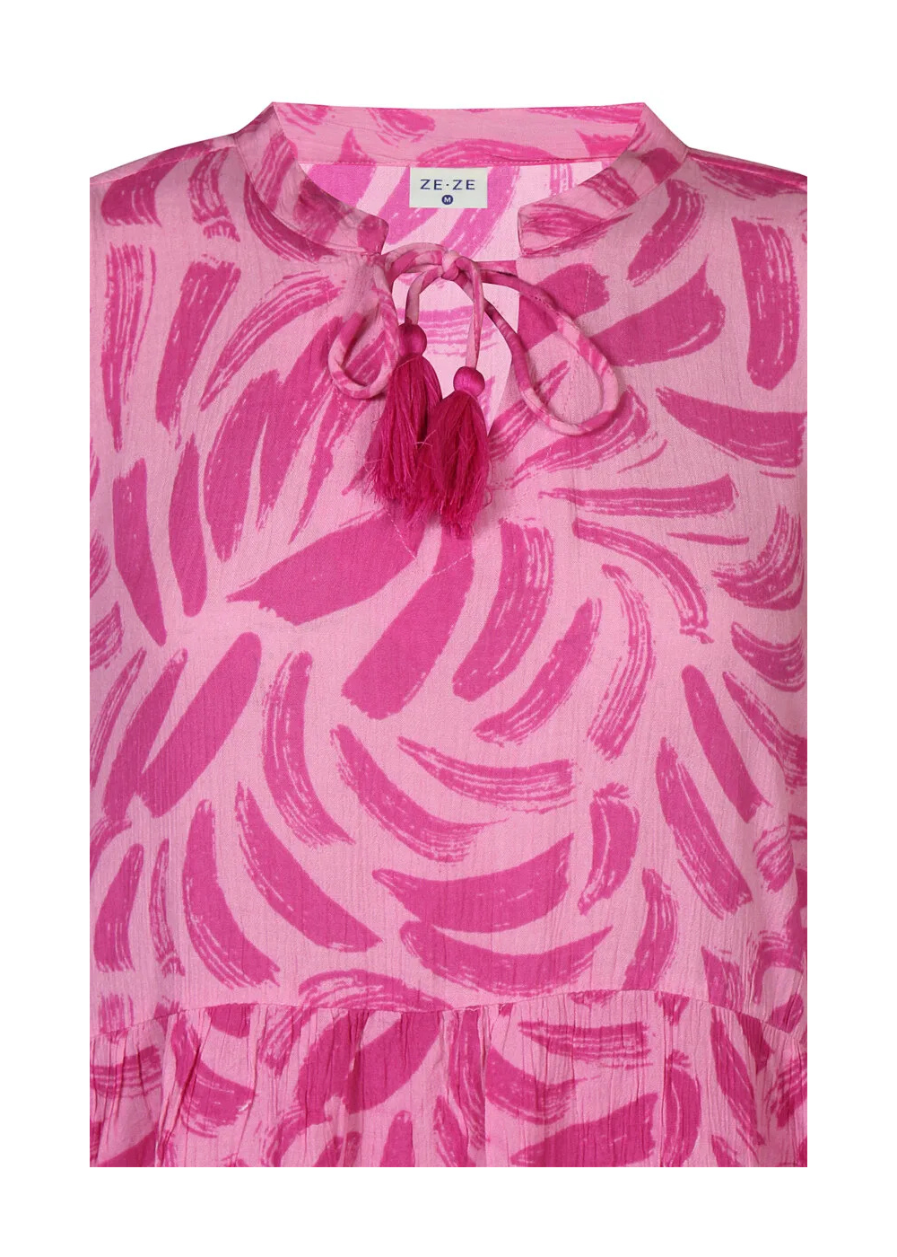 Naisten vaaleanpunainen frillahelmainen mekko, kreppiviskoosi, V-pääntie nauhoilla, A-linja, taskut ja vajaamittaiset hihat