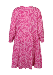 Naisten vaaleanpunainen frillahelmainen mekko, kreppiviskoosi, V-pääntie nauhoilla, A-linja, taskut ja vajaamittaiset hihat