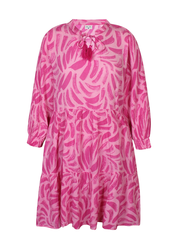 Naisten vaaleanpunainen frillahelmainen mekko, kreppiviskoosi, V-pääntie nauhoilla, A-linja, taskut ja vajaamittaiset hihat