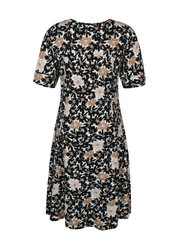 Naisten beige kukkamekko joustavasta ja pehmeästä materiaalista, lyhythihainen malli, V-pääntie, rypytetty yksityiskohta ja levenevä helma