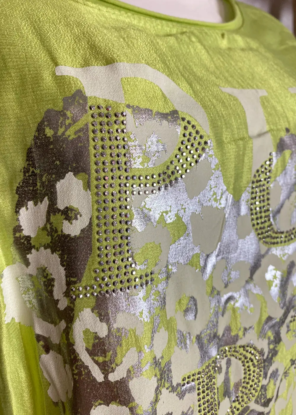 Pitkähihainen paita strassikoristellulla printillä, kevyt etuosa, joustava selkä, laskettu olkalinja ja kiristettävä pussihelma