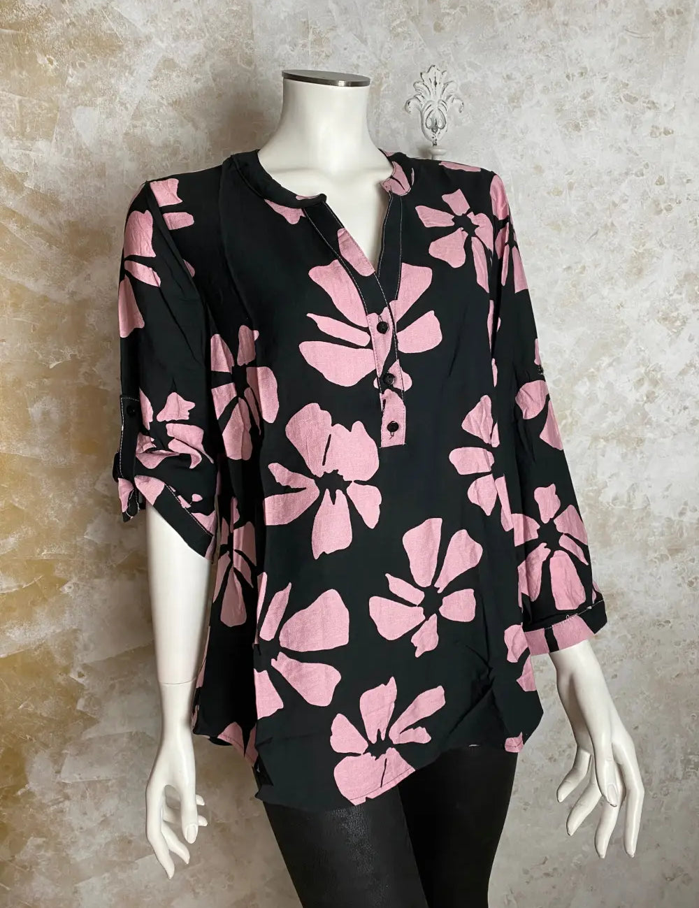 Kukkakuvioinen paitapusero kevyestä joustamattomasta materiaalista, lyhyt napitus, pieni kaulus, tamppihihat ja sivuhalkiot