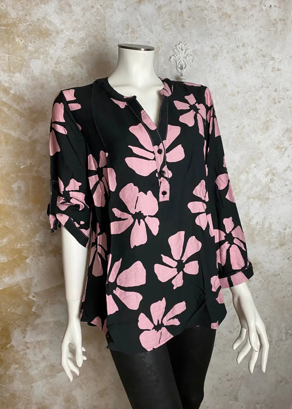 Kukkakuvioinen paitapusero kevyestä joustamattomasta materiaalista, lyhyt napitus, pieni kaulus, tamppihihat ja sivuhalkiot