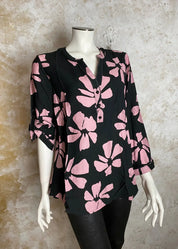 Kukkakuvioinen paitapusero kevyestä joustamattomasta materiaalista, lyhyt napitus, pieni kaulus, tamppihihat ja sivuhalkiot