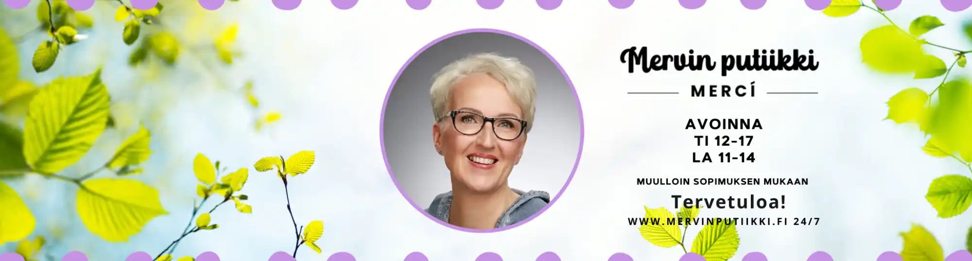 Mainosbanneri, jossa on hymyilevän naisen kuva, yrityksen nimi, aukioloajat ja verkkosivusto.