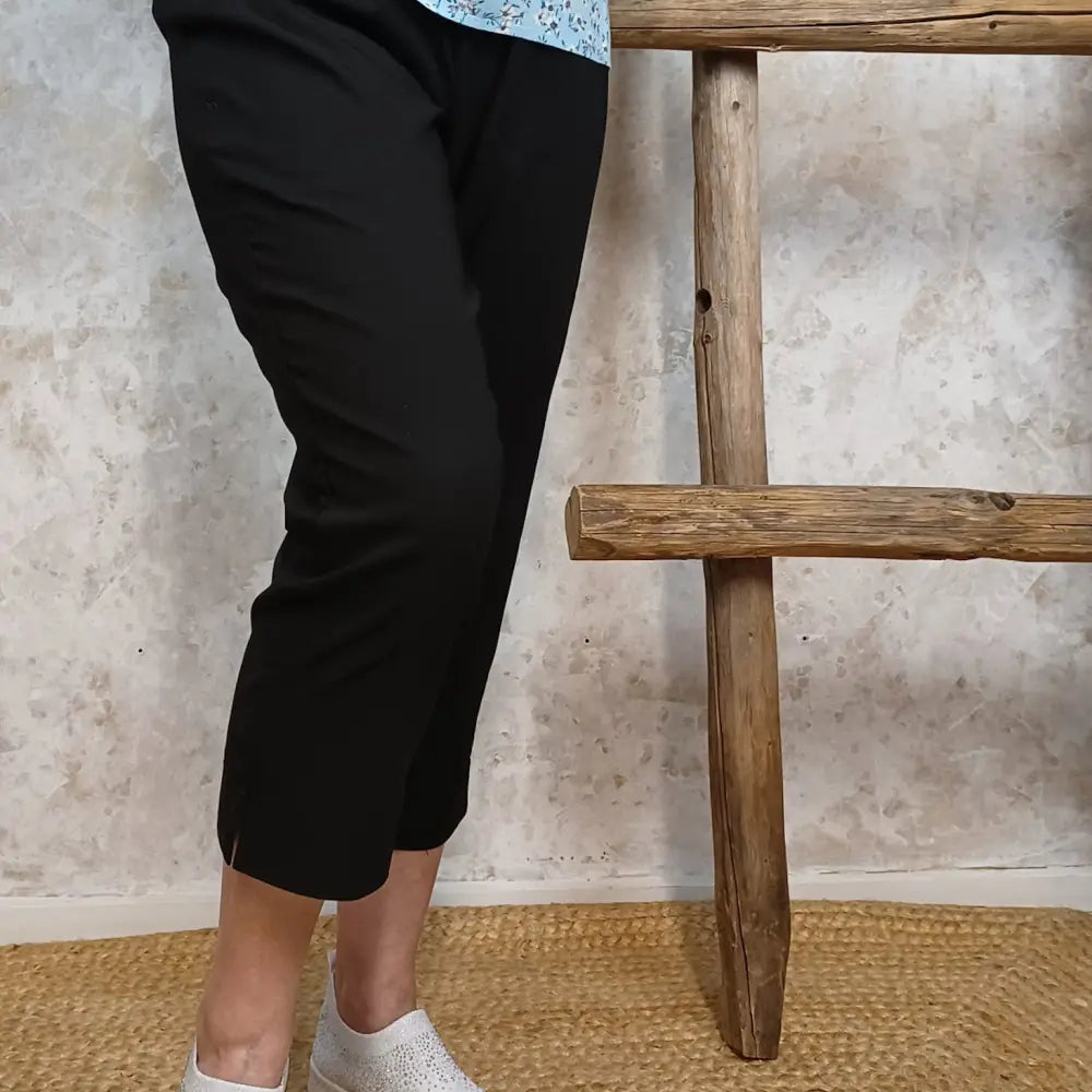 Capri zeze edith 17 musta 0625 | caprit ja shortsit