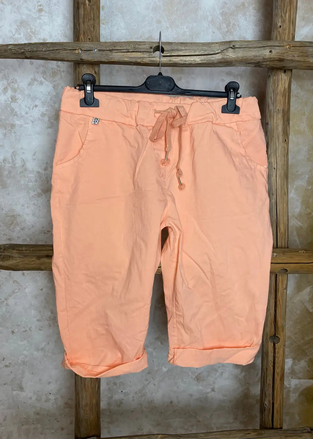 Caprit pluskoko 570 eri värejä 0525 | persikka | caprit ja shortsit