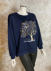 Pehmeä joustava collegepaita, suora malli, strassikoristeltu elämänpuu edessä, halkiot helmassa ja täyspitkät hihat