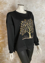 Pehmeä joustava collegepaita, suora malli, strassikoristeltu elämänpuu edessä, halkiot helmassa ja täyspitkät hihat