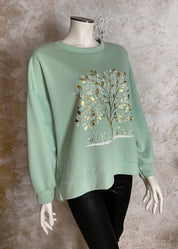 Pehmeä joustava collegepaita, suora malli, strassikoristeltu elämänpuu edessä, halkiot helmassa ja täyspitkät hihat