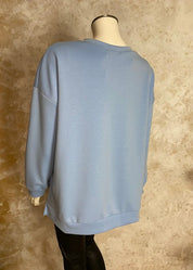 Pehmeä joustava collegepaita, suora malli, strassikoristeltu elämänpuu edessä, halkiot helmassa ja täyspitkät hihat