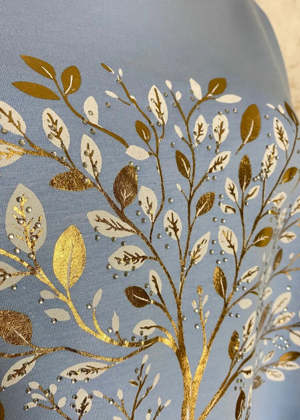 Pehmeä joustava collegepaita, suora malli, strassikoristeltu elämänpuu edessä, halkiot helmassa ja täyspitkät hihat