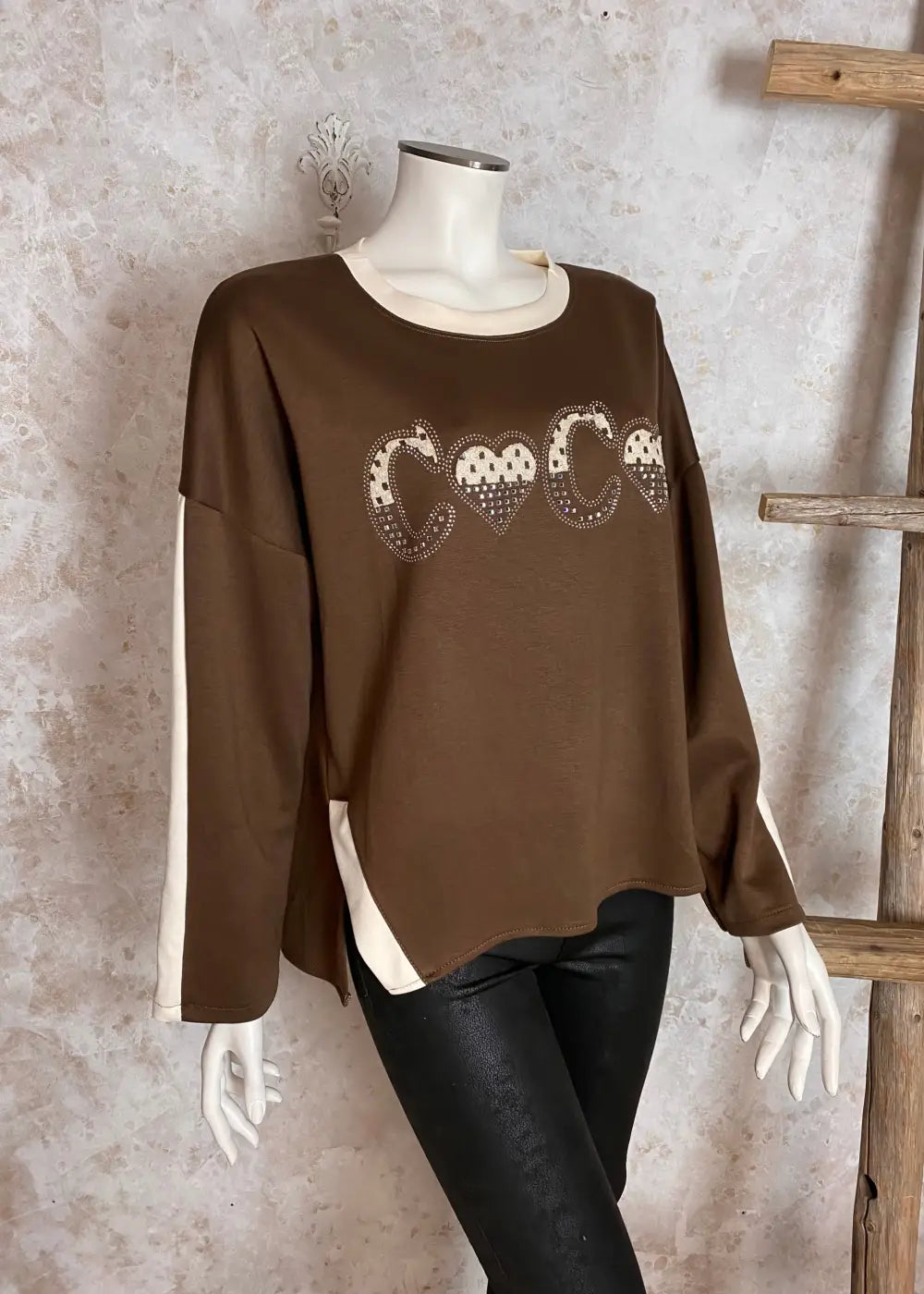 Mukavan pehmeä naisellinen collegepaita strassikoristeella, täyspitkät hihat, halkiot helmassa ja O-pääntie