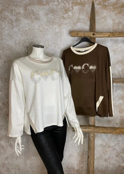 Mukavan pehmeä naisellinen collegepaita strassikoristeella, täyspitkät hihat, halkiot helmassa ja O-pääntie