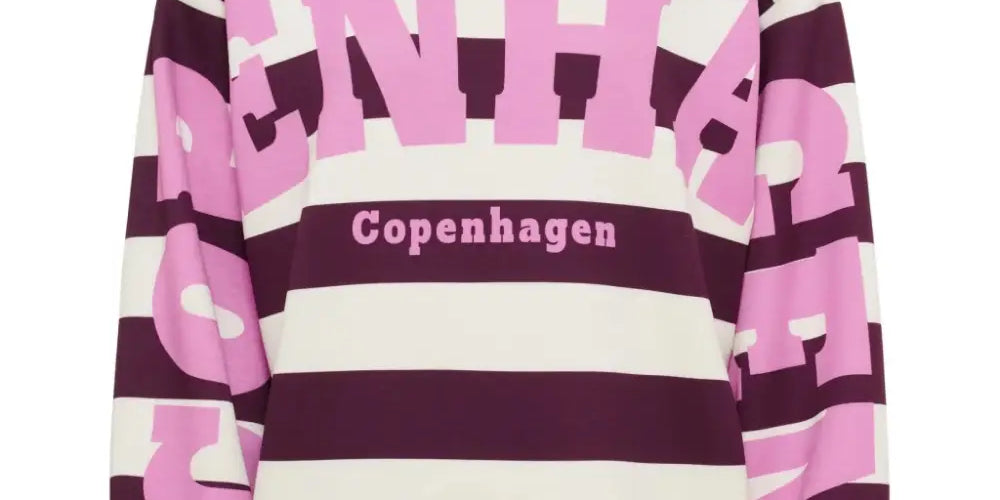 Viininpunainen raidallinen oversized collegepaita printtikuviolla, pehmeä ja joustava materiaali, pitkät hihat ja O-pääntie