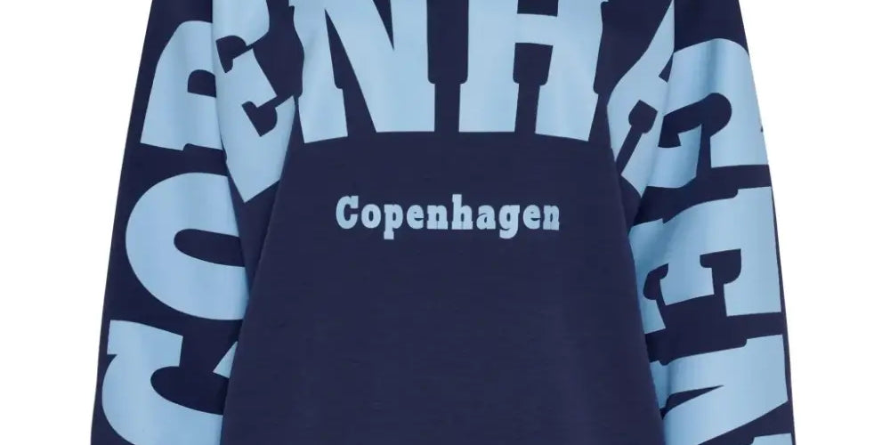 Tummansininen oversized collegepaita printtikuviolla, pehmeä ja joustava materiaali, pitkät hihat ja O-pääntie