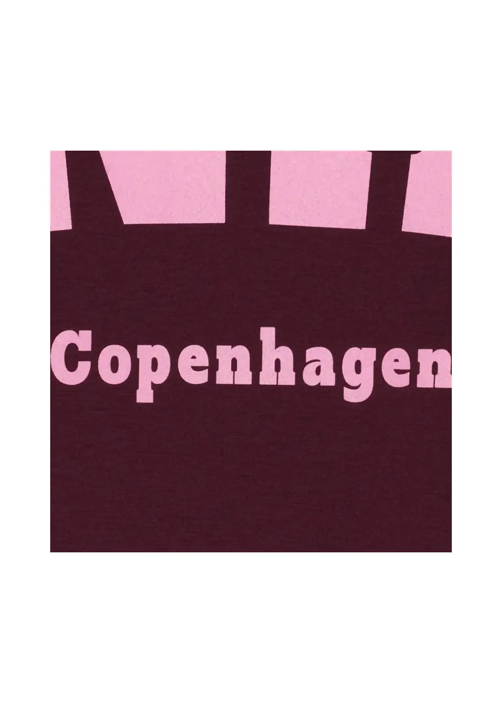 Viininpunainen oversized collegepaita printtikuviolla, pehmeä ja joustava materiaali, pitkät hihat ja O-pääntie
