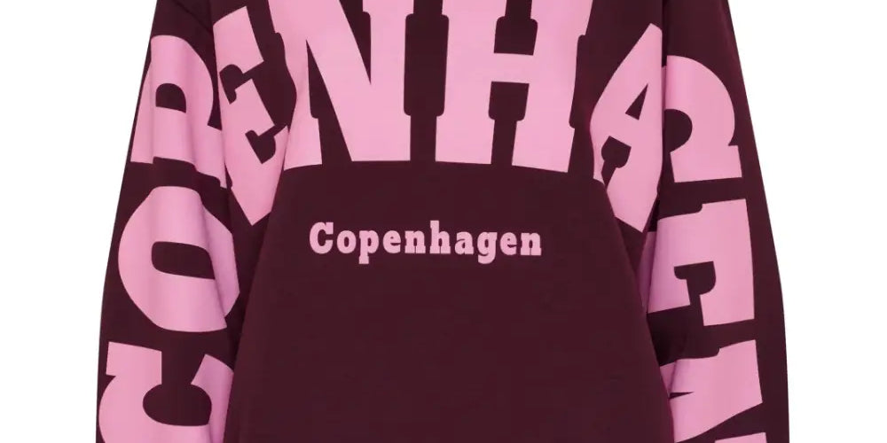Viininpunainen oversized collegepaita printtikuviolla, pehmeä ja joustava materiaali, pitkät hihat ja O-pääntie