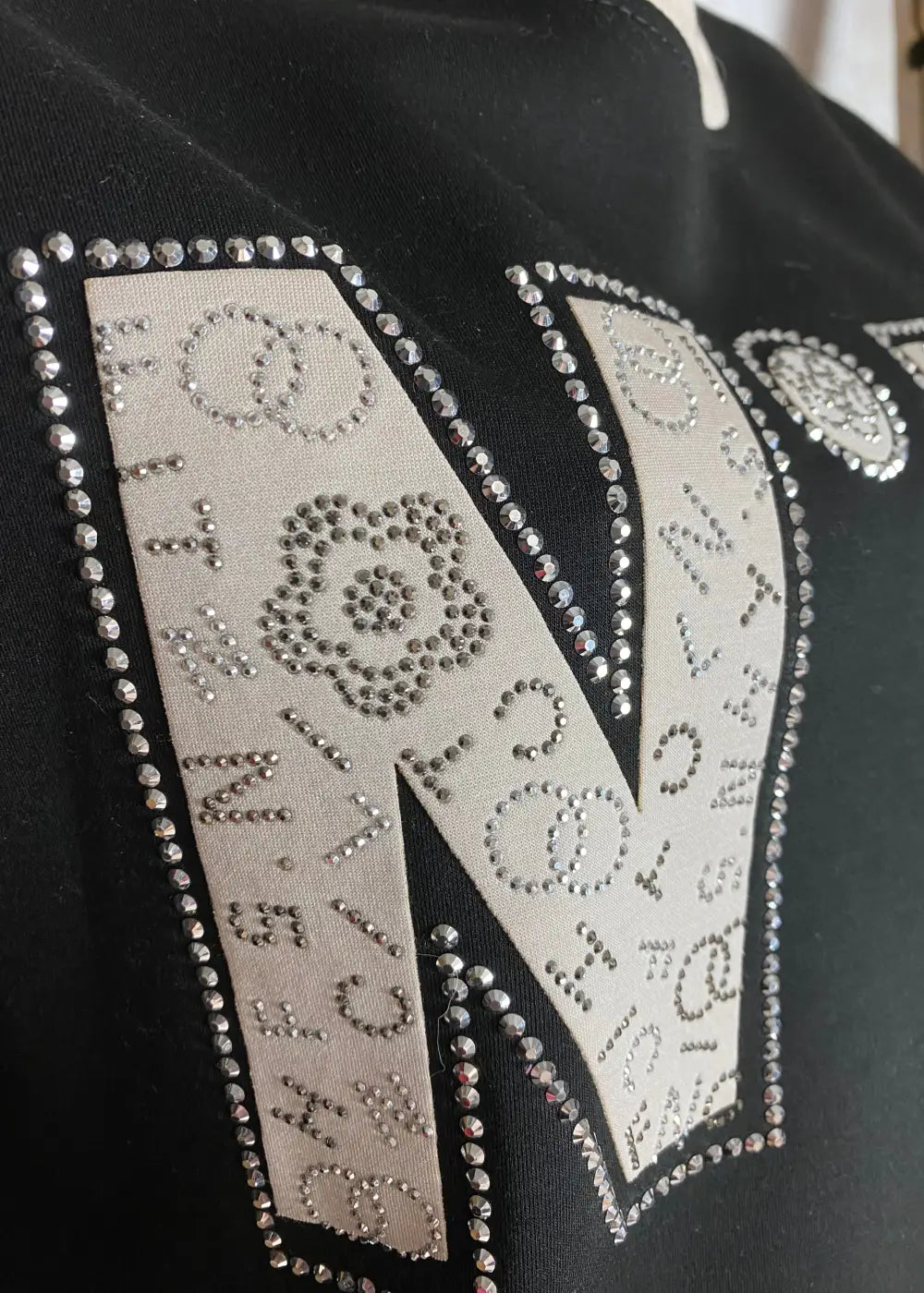 Pehmeä collegepaita strassikoristellulla kuviolla, O-pääntie, täyspitkät hihat ja hieman laskettu olkalinja