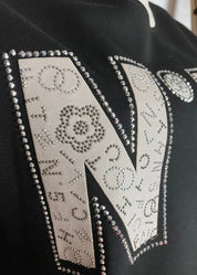 Pehmeä collegepaita strassikoristellulla kuviolla, O-pääntie, täyspitkät hihat ja hieman laskettu olkalinja