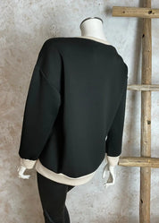 Pehmeä collegepaita strassikoristellulla kuviolla, O-pääntie, täyspitkät hihat ja hieman laskettu olkalinja