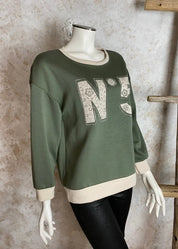 Pehmeä collegepaita strassikoristellulla kuviolla, O-pääntie, täyspitkät hihat ja hieman laskettu olkalinja