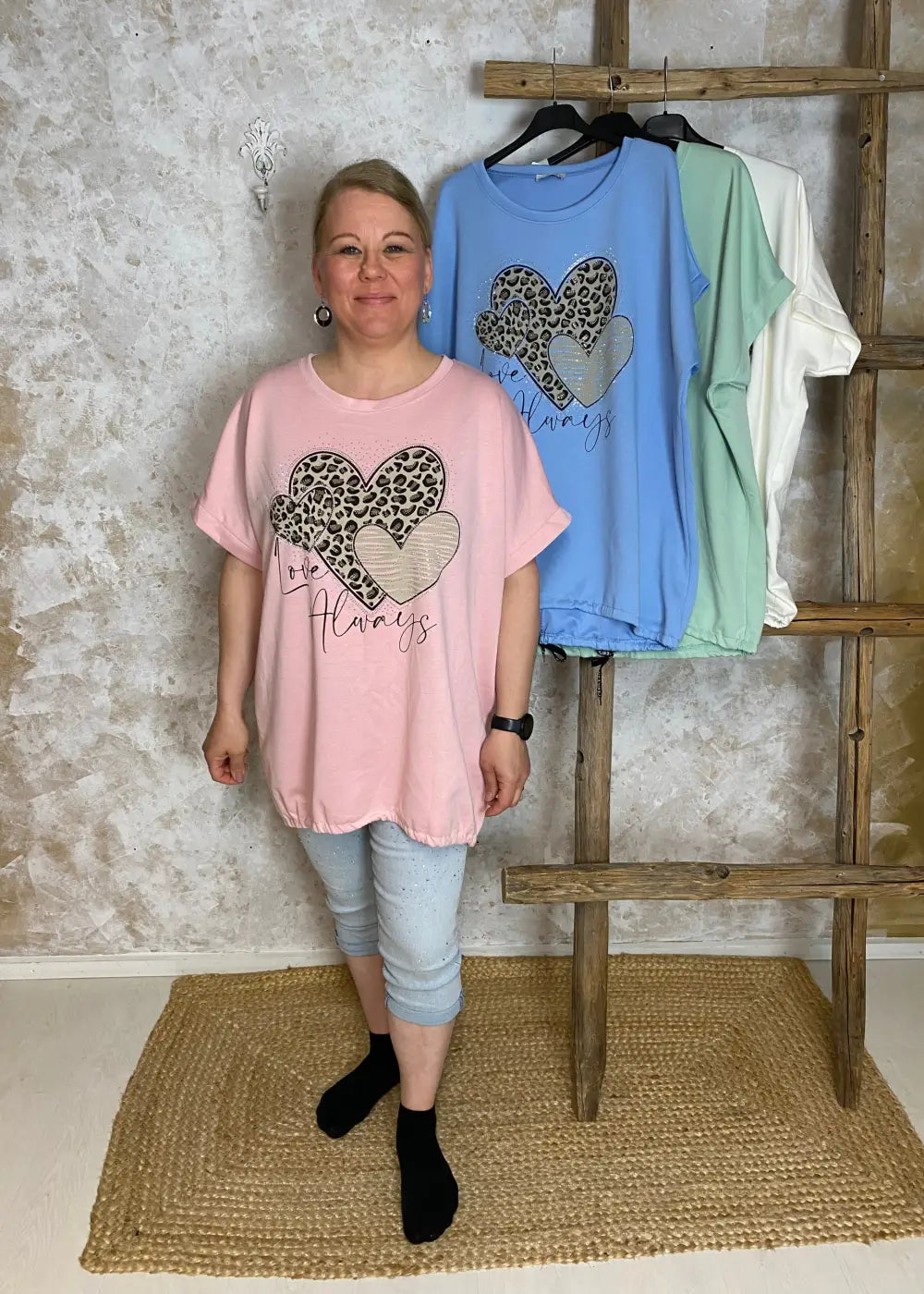 Väljä collegetunika strassisydänkuviolla ja tekstillä Love always, suora malli, kiristysnauha helmassa, pehmeä materiaali