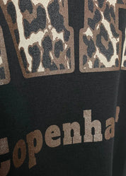 Musta oversized-collegemekko, jossa pehmeä joustava materiaali, Copenhagen-tekstiprintti, pitkät hihat ja lyhyet sivuhalkiot helmassa