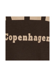 Ruskea oversized-collegemekko, jossa pehmeä joustava materiaali, Copenhagen-tekstiprintti, pitkät hihat ja lyhyet sivuhalkiot helmassa