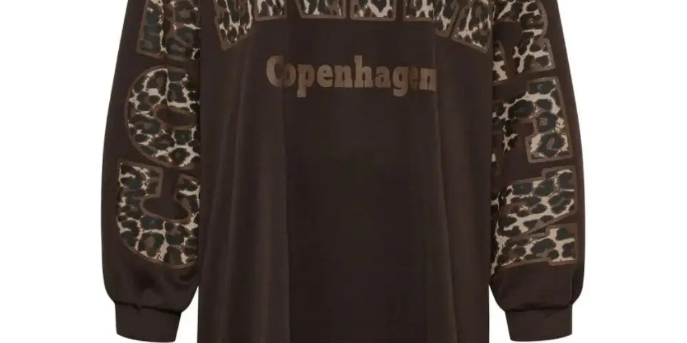 Ruskea oversized-collegemekko, jossa pehmeä joustava materiaali, Copenhagen-tekstiprintti, pitkät hihat ja lyhyet sivuhalkiot helmassa