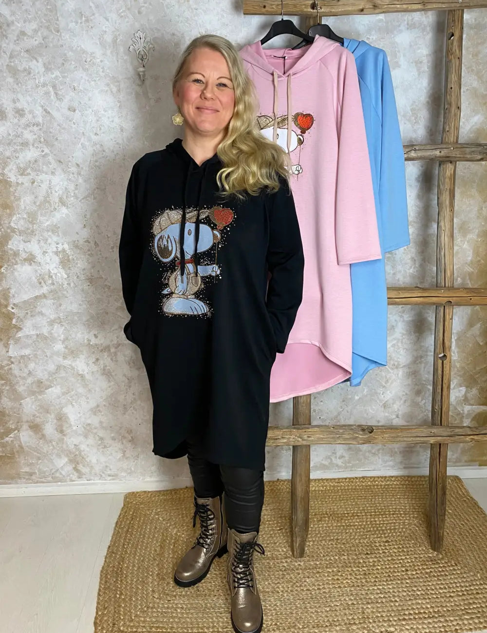 Rento naisellinen hupparimekko pehmeästä college-kankaasta, strassikoristeltu ”ressu”-printtikuvio, kaareva helma, täysmittaiset hihat ja kätevät sivutaskut