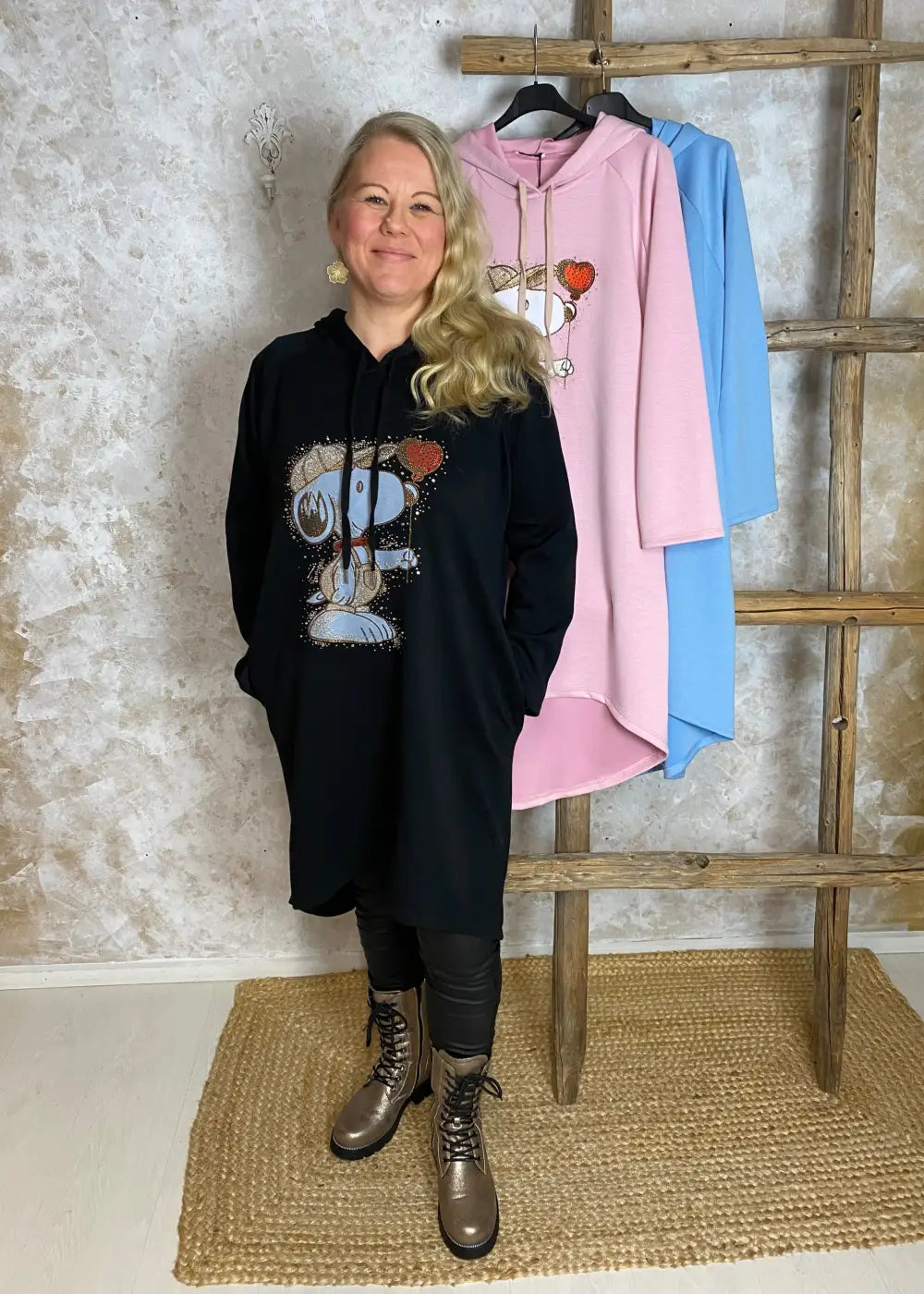 Rento naisellinen hupparimekko pehmeästä college-kankaasta, strassikoristeltu ”ressu”-printtikuvio, kaareva helma, täysmittaiset hihat ja kätevät sivutaskut