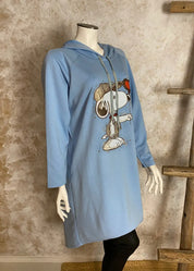 Rento naisellinen hupparimekko pehmeästä college-kankaasta, strassikoristeltu ”ressu”-printtikuvio, kaareva helma, täysmittaiset hihat ja kätevät sivutaskut