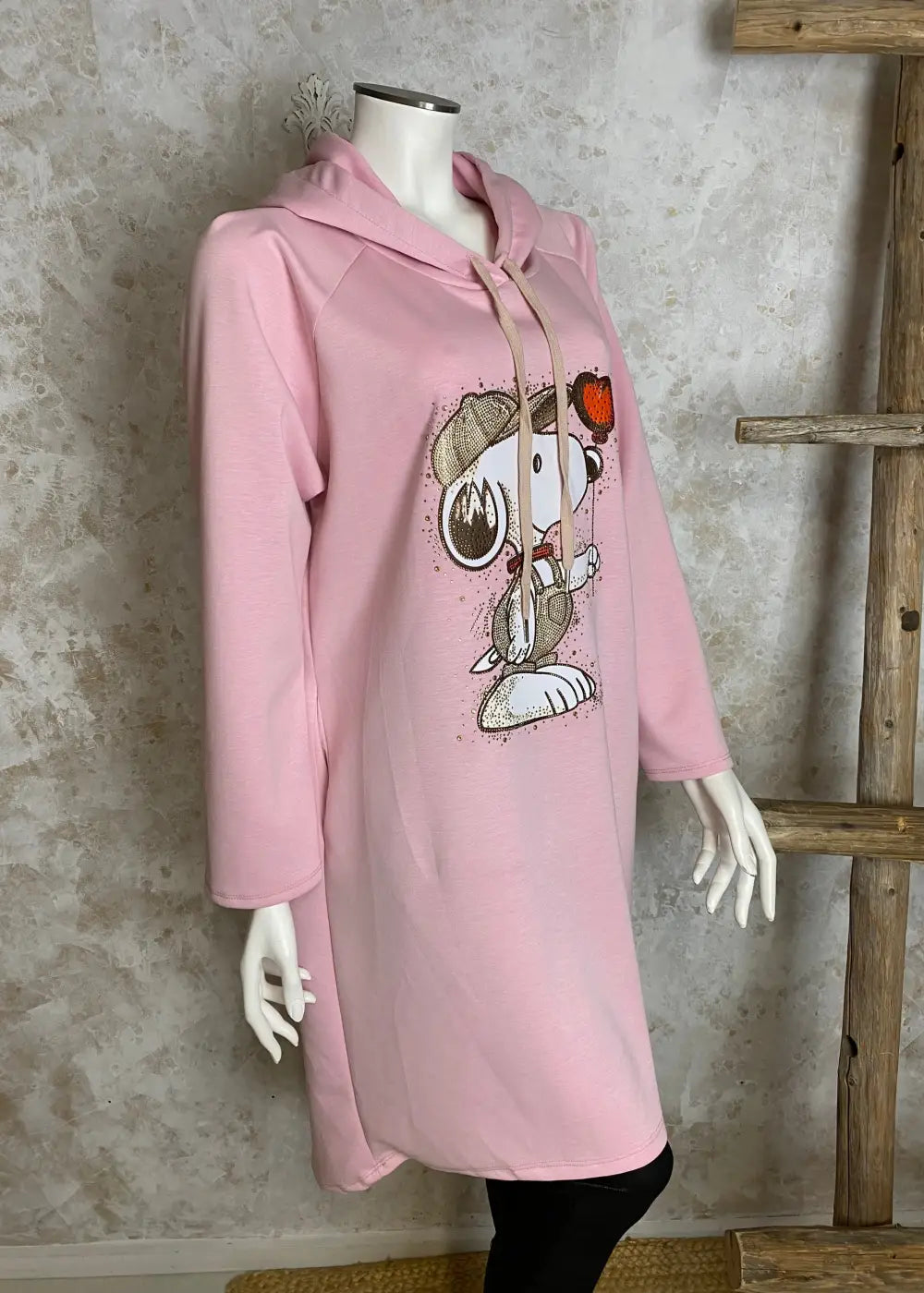 Rento naisellinen hupparimekko pehmeästä college-kankaasta, strassikoristeltu ”ressu”-printtikuvio, kaareva helma, täysmittaiset hihat ja kätevät sivutaskut