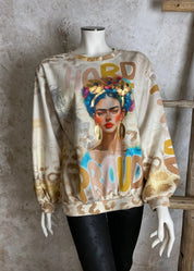 Hauska collegepaita leikkisällä kuviolla, pehmeä nupukkimainen materiaali, alaspäin kapeneva malli ja O-pääntie