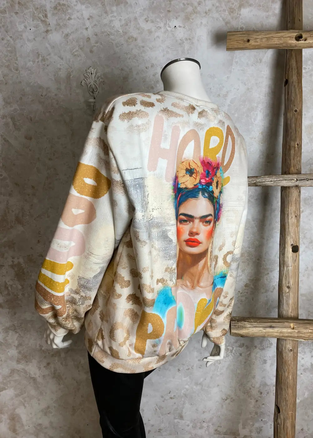 Hauska collegepaita leikkisällä kuviolla, pehmeä nupukkimainen materiaali, alaspäin kapeneva malli ja O-pääntie