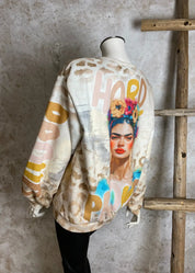 Hauska collegepaita leikkisällä kuviolla, pehmeä nupukkimainen materiaali, alaspäin kapeneva malli ja O-pääntie