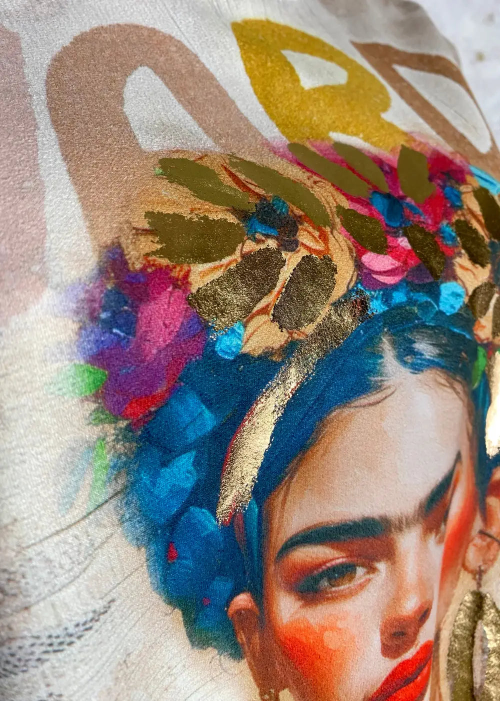 Hauska collegepaita leikkisällä kuviolla, pehmeä nupukkimainen materiaali, alaspäin kapeneva malli ja O-pääntie