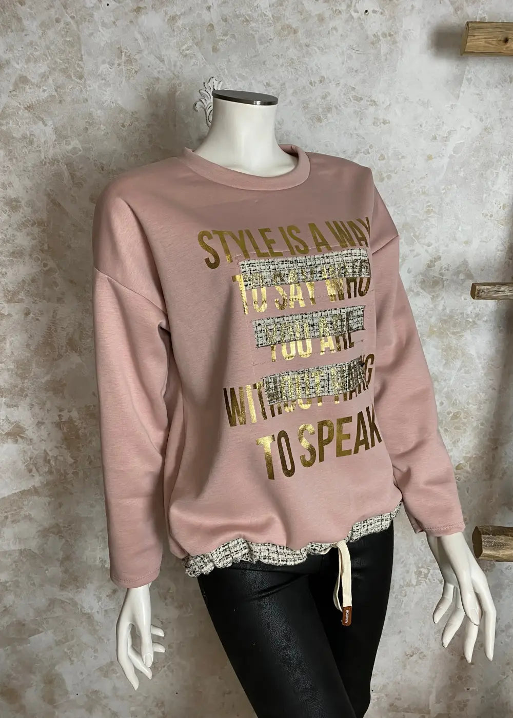 Naisellinen collegepaita, jossa kultainen teksti, koristeleikkaukset ja vohvelikangas helmassa, pehmeä ja joustava materiaali