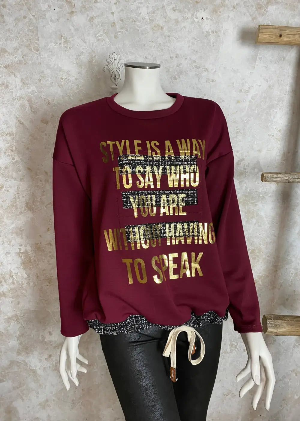 Naisellinen collegepaita, jossa kultainen teksti, koristeleikkaukset ja vohvelikangas helmassa, pehmeä ja joustava materiaali