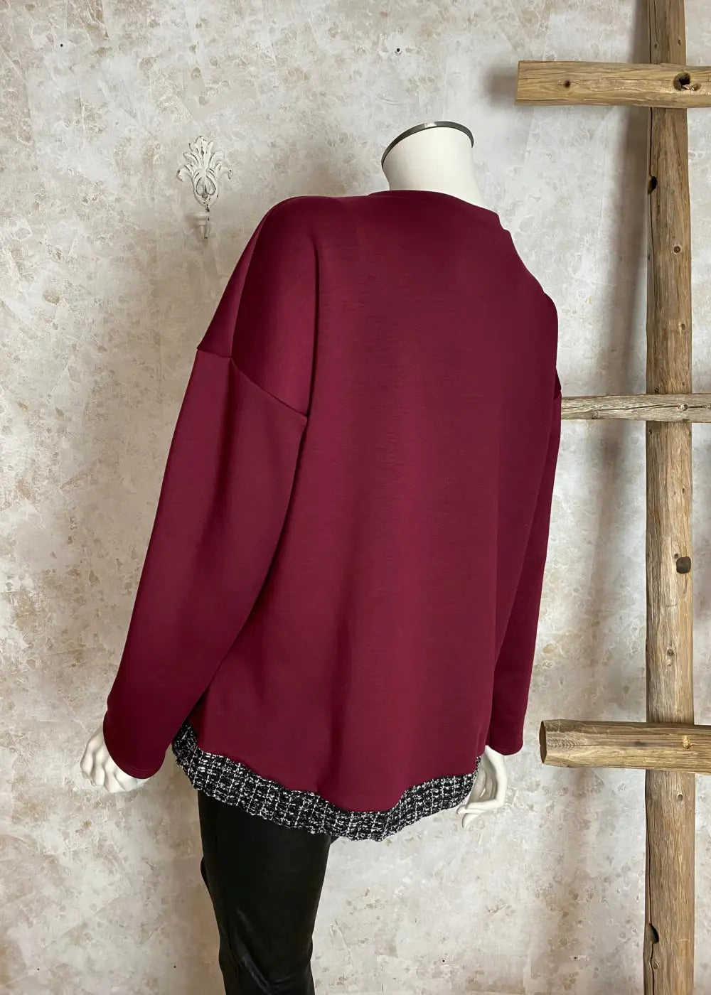 Naisellinen collegepaita, jossa kultainen teksti, koristeleikkaukset ja vohvelikangas helmassa, pehmeä ja joustava materiaali